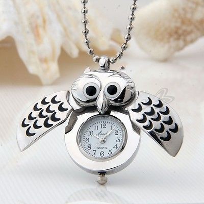 Búho Plateado con reloj escondido entre alas